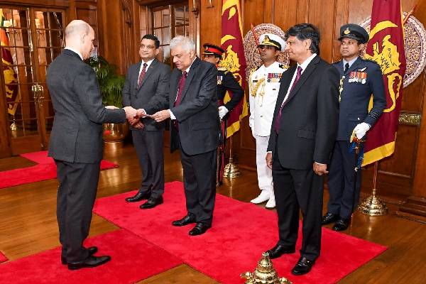 இலங்கைக்கான புதிய தூதுவர்கள் ஜனாதிபதியிடம் தமது நற்சான்றிதழ்களை கையளித்தனர்(Photos) | Ambassadors Presented Credentials To The President
