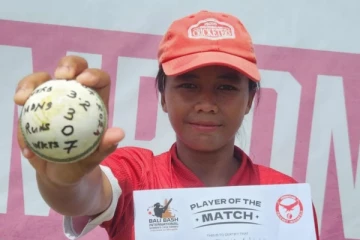 அறிமுக போட்டி 7 விக்கெட் - 0 ரன் !! 17 வயதில் மாபெரும் சாதனை செய்த வீராங்கனை