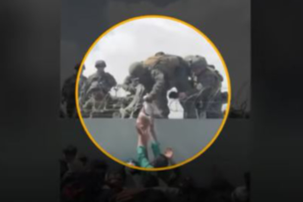 காபூல் ராணுவத்திடம் ஒப்படைக்கப்பட்ட குழந்தையின் தற்போதைய நிலை என்ன? | Baby Given To Americans In Kabul Viral Video