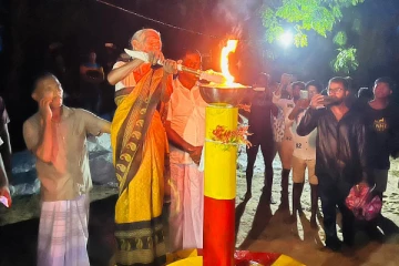 மட்டக்களப்பில் மாவீரர் துயிலுமில்லத்திற்குள் நுழையமுற்பட்ட பொலிஸார்! மக்கள் கடும் எதிர்ப்பு (Photos)