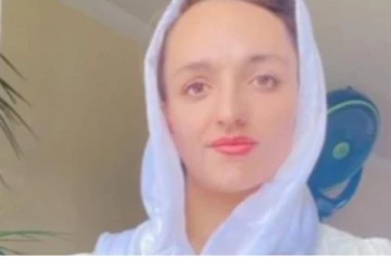 உயிரை கையில் பிடித்துக் கொண்டு காருக்கு அடியில் பதுங்கித் தப்பித்த ஆப்கான் முதல் பெண் மேயர்