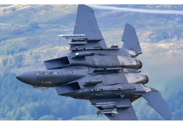 லண்டனை நடுங்க வைத்த அமெரிக்க போர் விமானங்கள்! கமெராவில் சிக்கிய காட்சி