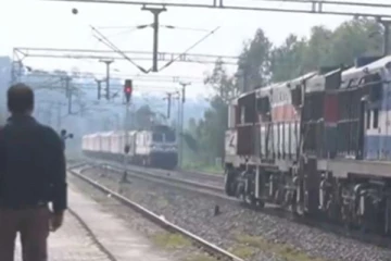 இந்தியாவில் பலரையும் அதிர்ச்சிக்குள்ளாக்கிய சம்பவம்! வைரலாகும் காணொளி