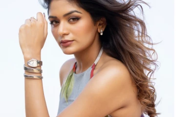 நடிகை அதிதி ஷங்கர் ட்ரெண்டி உடையில் போட்டோஷூட்