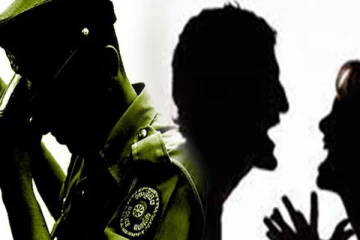 පවුල් ආරවුල විසදගන්න පොලීසියට ඇවිත් කොස්තාපල්වරයෙකුට සිදු කළ වැඩේ..!