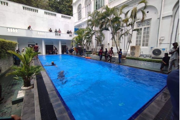 கோட்டாபய மாளிகையில் நீச்சலடிக்கும் இளைஞர்கள்! | Swimming In The Presidential Palace Protesters