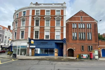 லண்டனில் பொலிசுக்கு பயந்து ஓடி பரிதாபமாக உயிரிழந்த இளைஞர்!