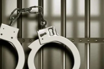 දැඩි සත්කාර ඒකකයට පැන්න පිරිසක් ආරක්ශක නිලදාරියාගේ දතක් කැඩෙන්න පහර දෙයි.