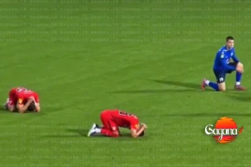 පාපන්දු තරඟයක් අතරතුර සියලු ක්‍රීඩකයන් පිටියේ හඬා වැළපෙයි - මෙන්න හේතුව