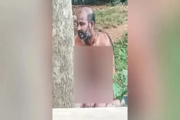 மாணவிக்கு முத்தமிட்டு ஸ்டேட்டஸ்; தலைமையாசிரியரை அடித்து இழுத்து சென்ற பெற்றோர்