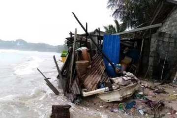 "මැන් ඩුවොස් " සුළි කුණාටුව ත්‍රිකුණාමලයට කළ බලපෑම. (PHOTOS)