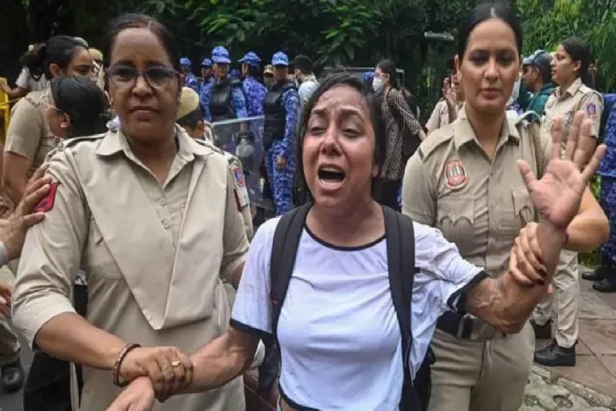 நீட் எதிர்ப்பு போராட்டம்: காவல்துறை வாகனத்தை தனி ஆளாக மறித்த பெண்! படு வைரலாகும் வீடியோ | Woman Stops Police Vehicle Solo Video Viral