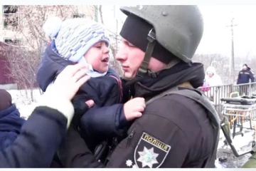 ரஷ்ய தாக்குதல் - தந்தையை விட்டு பிரிய மனமில்லாமல் கதறி அழுத குழந்தை - கண் கலங்க வைக்கும் வீடியோ