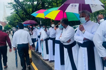 அருட்தந்தை சிறில் காமினிக்கு ஆதரவாக புதுக்கடை நீதிமன்றத்தின் முன் ஆர்ப்பாட்டம் (VIDEO)