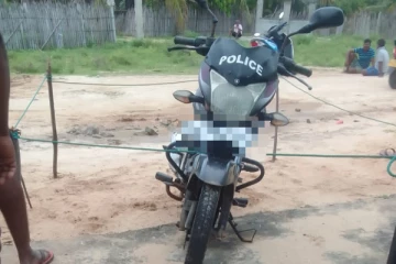 காவல்துறை உத்தியோகத்தரின் மோட்டார் சைக்கிளுக்கு தீ வைத்த நபர்