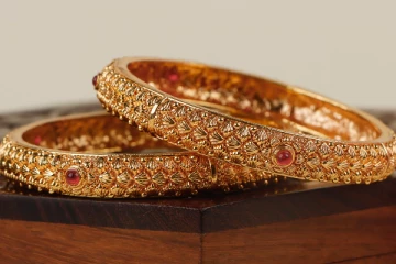 40 அடி உயர தென்னை மரத்தின் உச்சியில் தங்க வளையல் ; அதிர்ச்சியில் பொலிஸார்!