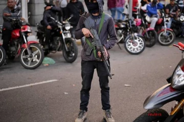 வெனிசுலாவின் கொடூர துணை ராணுவப் படை: குடிமக்களை உடனடியாக வெளியேறச் சொன்ன நாடு