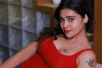 ரெட் ஹாட் உடையில் தர்ஷா குப்தா.. கவர்ச்சி ஸ்டில்கள்