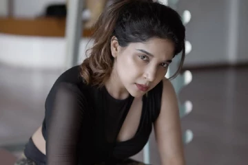 தீவிர ஜிம் ஒர்க்கவுட்டில் நடிகை சாக்ஷி அகர்வால்!! புகைப்படங்கள் இதோ..