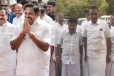 அதிமுகவில் பிளவு - எடப்பாடி பழனிசாமியா? எஸ்.பி.வேலுமணியா?