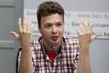 பறக்கும் விமானத்தில் வலுக்கட்டாயமாக கைது செய்யப்பட்டவருக்கு 8 ஆண்டுகள் சிறை