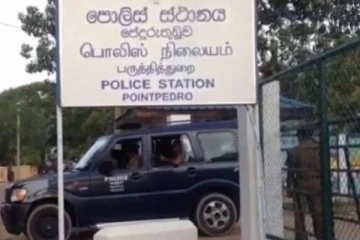 ஓய்வுக்கொட்டகையில் படுத்துறங்கியபோது அடித்து வீதியால் இழுத்து வீசப்பட்ட இளைஞர்