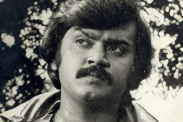 அச்சு அசல் விஜயகாந்த் போல் மாறிய ரசிகர்.. அனைவரையும் கண்கலங்க வைத்த வீடியோ.. | Vijayakanth Look Alike Video