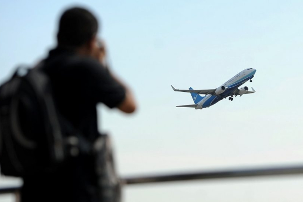 மாடியில் நின்று விமானங்களை புகைப்படம் எடுத்த இந்திய இளைஞர் மரணம் | Indian Youth Dies Photos Of Planes From Rooftop மாடியில் நின்று விமானங்களை புகைப்படம் எடுத்த இந்திய இளைஞர் மரணம் | Indian Youth Dies Photos Of Planes From Rooftop