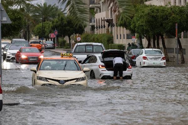ஐக்கிய அமீரகத்தை மிதக்கவைத்த பேய் மழை... டசின் கணக்கான விமானங்கள் ரத்து | Rare Rainstorm Hits Uae