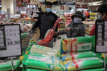 கொரோனா அச்சம்;  அத்தியாவசிய பொருட்களை போட்டி போட்டு வாங்கும் சீனர்கள்!