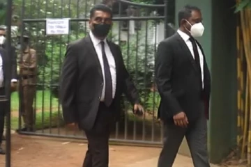 ஜோன்ஸ்டன்  உள்ளிட்ட மூவருக்கு  வெளிநாடு செல்லத்தடை!