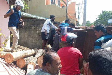 பொலிஸாரால் துரத்தப்பட்ட லொறி விபத்தில் சிக்கியது