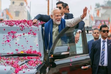 அயோத்தி வந்த பிரதமர் மோடி - பொதுமக்கள் மலர் தூவி உற்சாக வரவேற்பு!