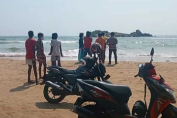 මුහුදේ දිය නෑමට ගිය පාසල් සිසුන් සිව් දෙනාට සිදු වූ විනාශය.. එක් අයෙක්.තවමත් අතුරු දන්.. සංවේදි වීඩියෝව (VIDEO)