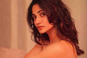 ஹலோ டிசம்பர்!! பிக்பாஸ் 3 லாஸ்லியாவின் க்யூட் புகைப்படங்கள்..