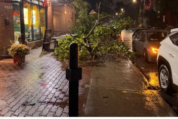 கியூபெக்கில் சீரற்ற காலநிலையினால் ஆயிரக்கணக்கான வீடுகளுக்கு மின்தடை