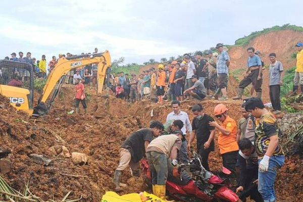 இந்தோனேசியாவில் பாரிய நிலச்சரிவு! ஒரே இரவில் 82 பேர் மாயம் | Massive Landslide In Indonesia 82 People Missing இந்தோனேசியாவில் பாரிய நிலச்சரிவு! ஒரே இரவில் 82 பேர் மாயம் | Massive Landslide In Indonesia 82 People Missing