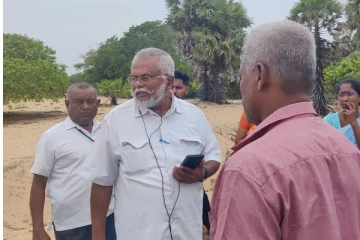 முல்லைத்தீவில் கடற்றொழிலாளர்கள் எதிர்கொள்ளும் பிரச்சினைகள்: நேரில் விஜயம் செய்த அமைச்சர் டக்ளஸ் (Photos)