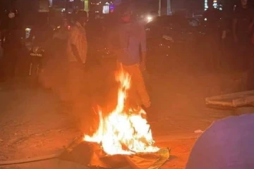 துப்பாக்கிச்சூட்டு சம்பவம்! - அமைச்சர் வியாழேந்திரனின் உருவ படங்கள் எரிப்பு