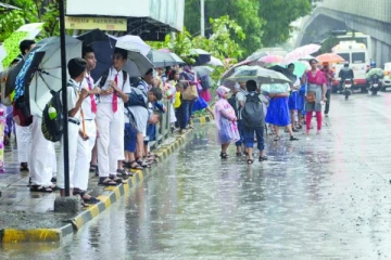 தொடரும் கனமழை - சென்னை உள்பட இந்த 4 மாவட்டங்களில் பள்ளி, கல்லூரிகளுக்கு நாளை விடுமுறை