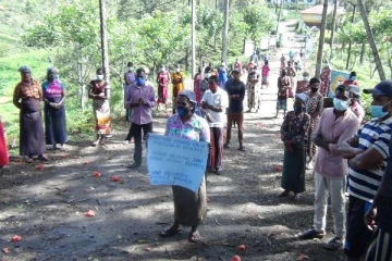 தோட்ட அதிகாரிக்கு எதிர்ப்பு தெரிவித்து பொகவந்தலாவ தோட்ட தொழிலாளர்கள் போராட்டம்