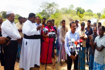 மட்டக்களப்பு எல்லையில் சர்வமத தலைவர்கள் மற்றும் ஊடகவியலாளர்கள் சிறைப்பிடிப்பு (Video)