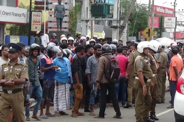 எரிபொருள் கோரி கண்ணீர் விட்டு கதறிய சாரதி - ஆர்ப்பாட்டக்காரர்களால் பரபரப்பு; களத்தில் காவல்துறை!