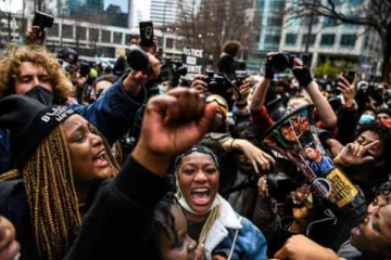 ஜார்ஜ் பிளாய்டு கொலை வழக்கு தீர்ப்பை கொண்டாடும் மக்கள்