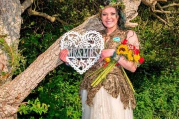 மரத்தை திருமணம் செய்த பெண்: இதற்கு இப்படியொரு சுவாரசிய காரணமா?