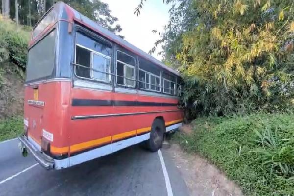 கட்டுப்பாட்டை இழந்த பேருந்து ; சாதுர்யமாக 80 பேரின் உயிரை காப்பாற்றிய சாரதி | Bus Loses Control Driver Saves 80 Lives Cleverness