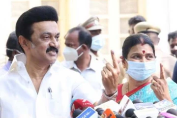 பொதுமக்களோடு வரிசையில் சென்று  முதலமைச்சர் மு.க.ஸ்டாலின் வாக்கு செலுத்தினார்