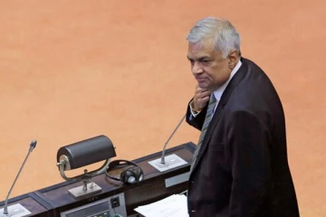 வெறும் கையுடன் சபைக்கு வந்த நிதி அமைச்சர்