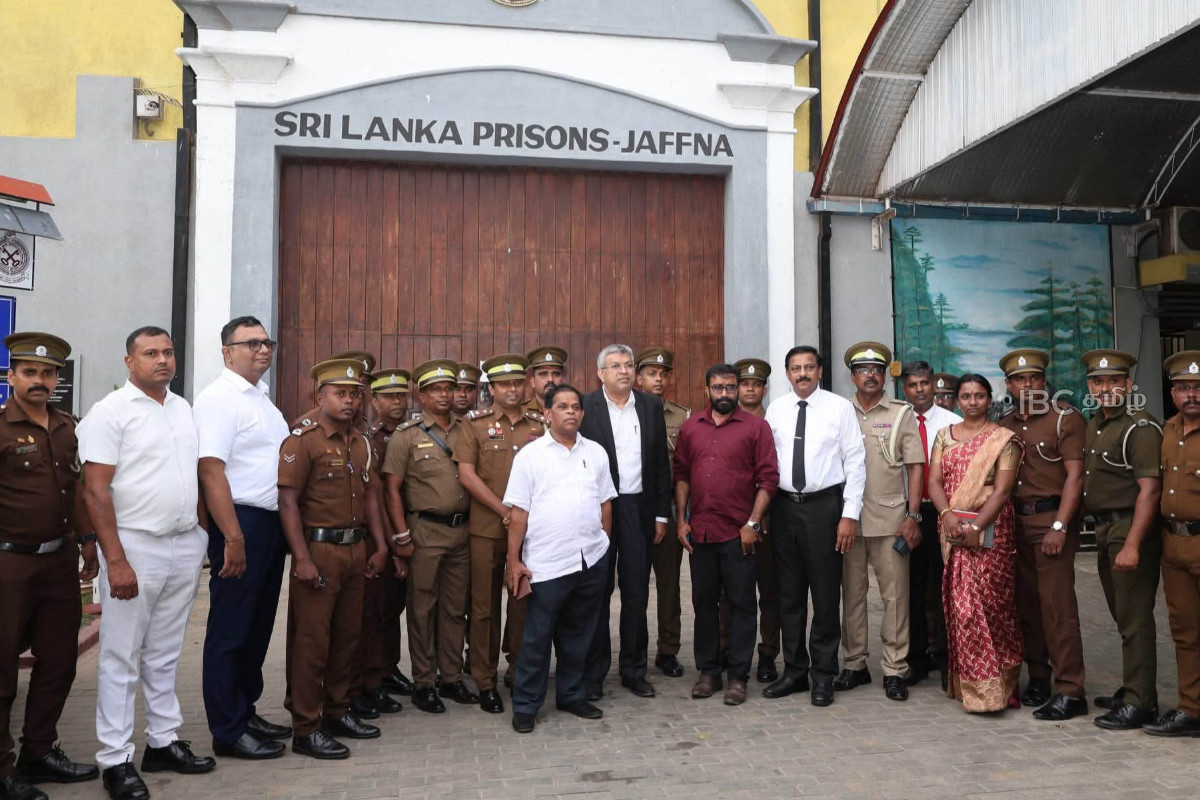 யாழ். சிறைச்சாலைக்கு சென்ற நீதி அமைச்சர் - பலப்படுத்தப்பட்ட பாதுகாப்பு | Justice Minister Visits Jaffna Prison யாழ். சிறைச்சாலைக்கு சென்ற நீதி அமைச்சர் - பலப்படுத்தப்பட்ட பாதுகாப்பு | Justice Minister Visits Jaffna Prison