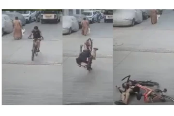 சைக்கிளில் Wheeling; தவறி விழுந்த சிறுவன்... வைரலாகும் வீடியோ